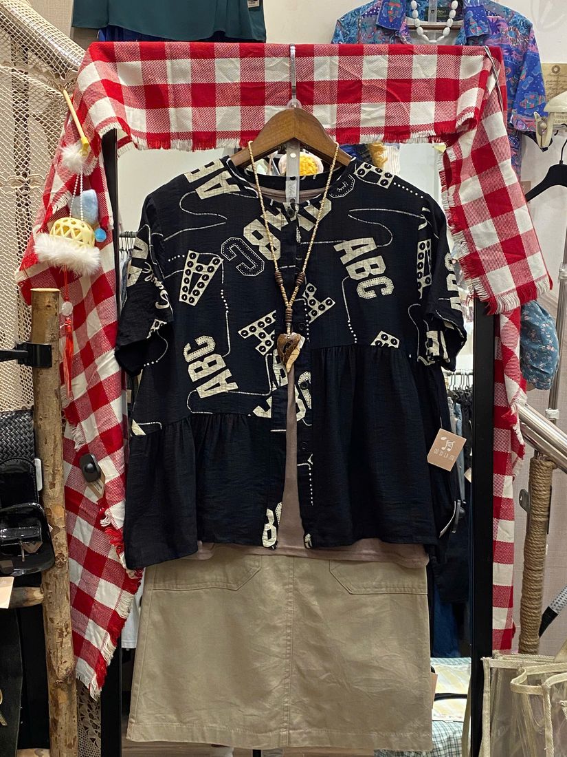 Áo hai dây họa tiết chữ đen trắng phối áo cardigan đen và quần short be