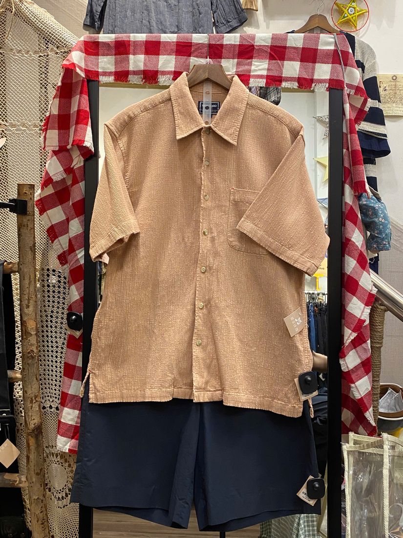 Áo sơ mi nâu be phối quần short navy